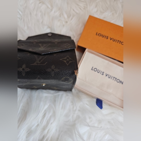 Louis Vuitton Vintage Compact Wallet. - Picture 11 of 16